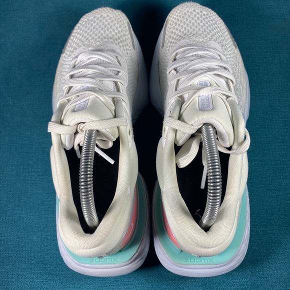 Size 9 - Women’s Nike ZoomX Invincible Run Flyknit Shoes - Picture 6 of 8